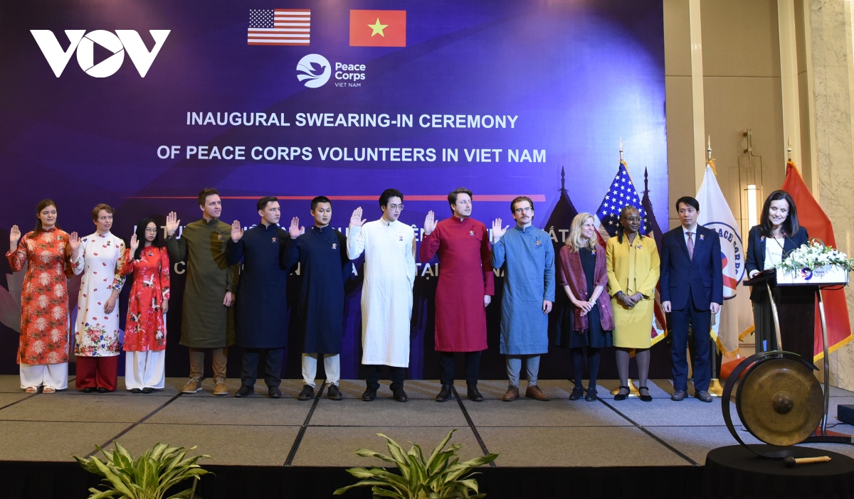 Lần đầu đến Việt Nam, tình nguyện viên Mỹ mặc áo dài, phát biểu bằng tiếng Việt